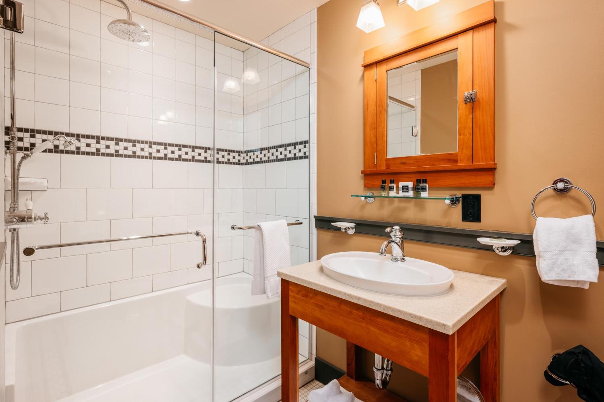 טראוורס סיטי Tamarack Lodge חדר תמונה