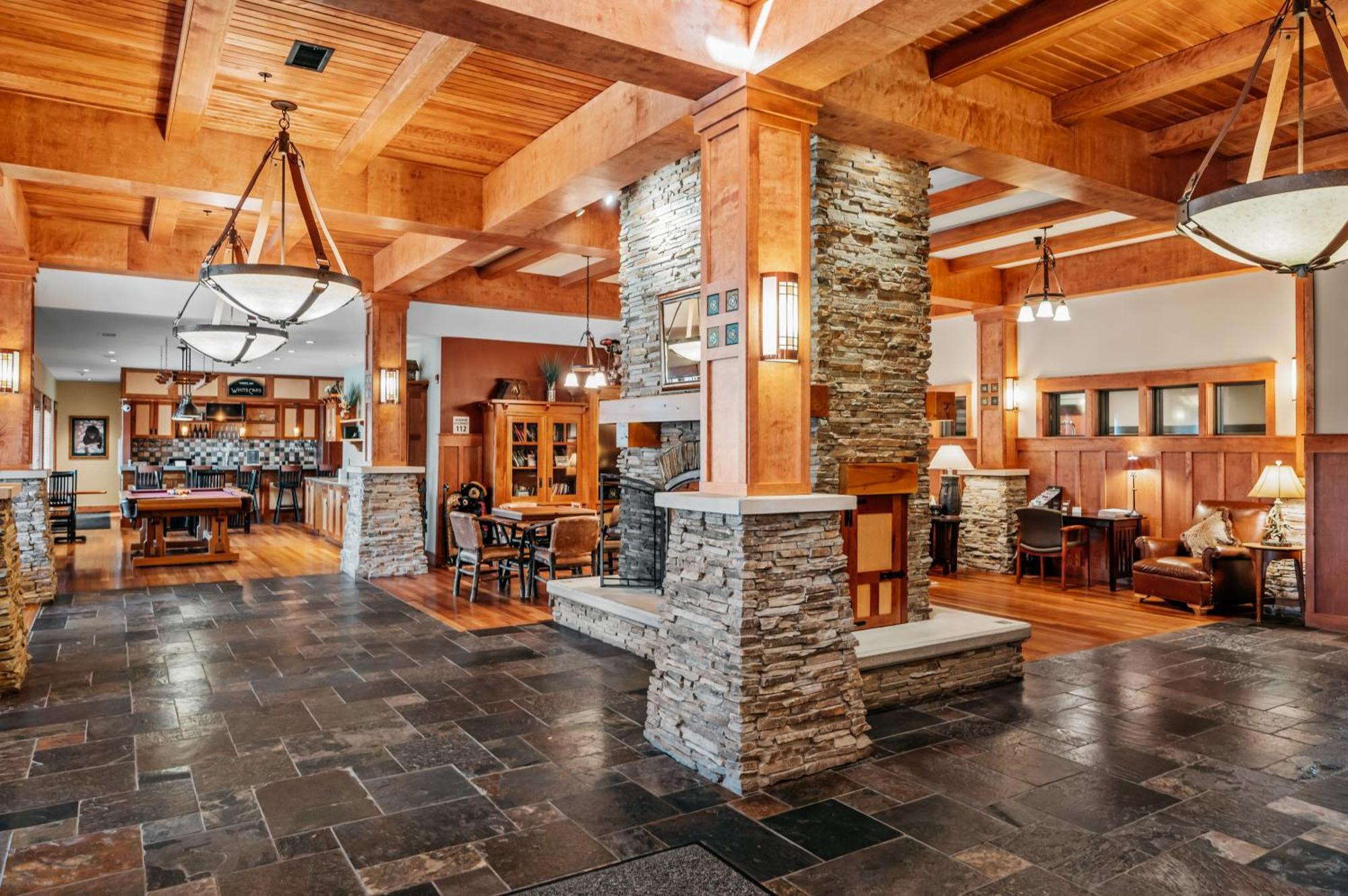 טראוורס סיטי Tamarack Lodge מראה חיצוני תמונה