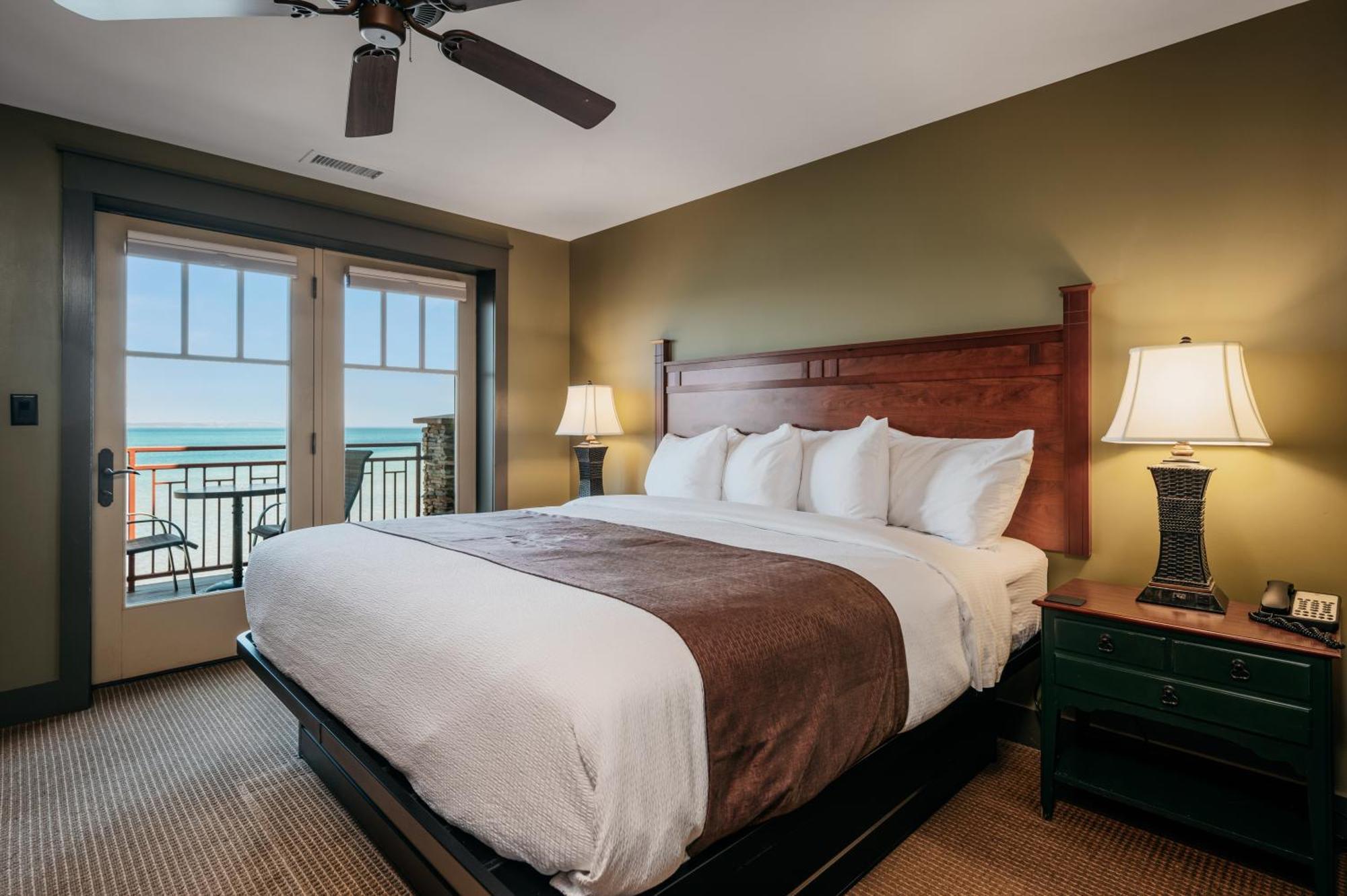 טראוורס סיטי Tamarack Lodge חדר תמונה