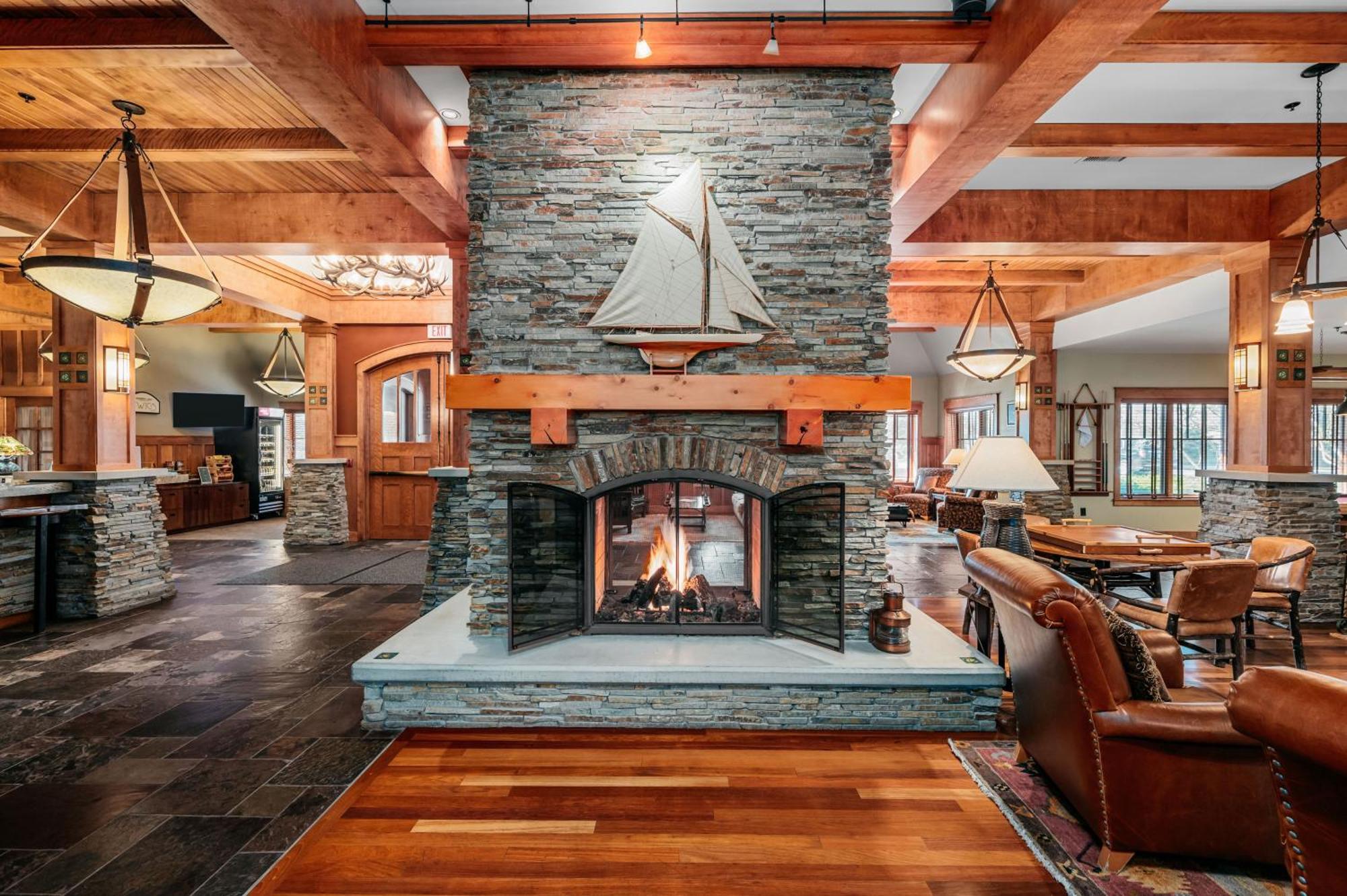 טראוורס סיטי Tamarack Lodge מראה חיצוני תמונה