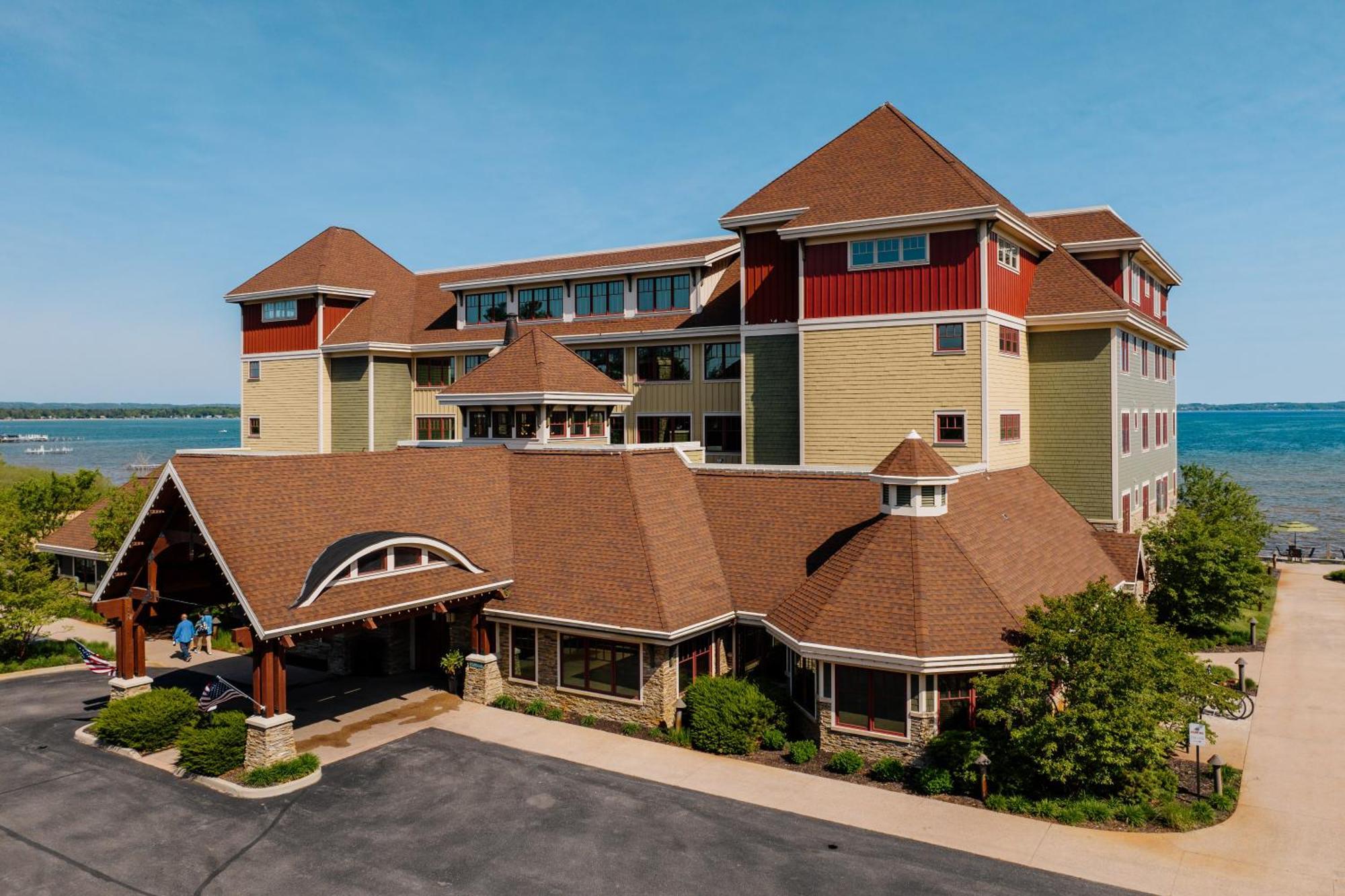 טראוורס סיטי Tamarack Lodge מראה חיצוני תמונה